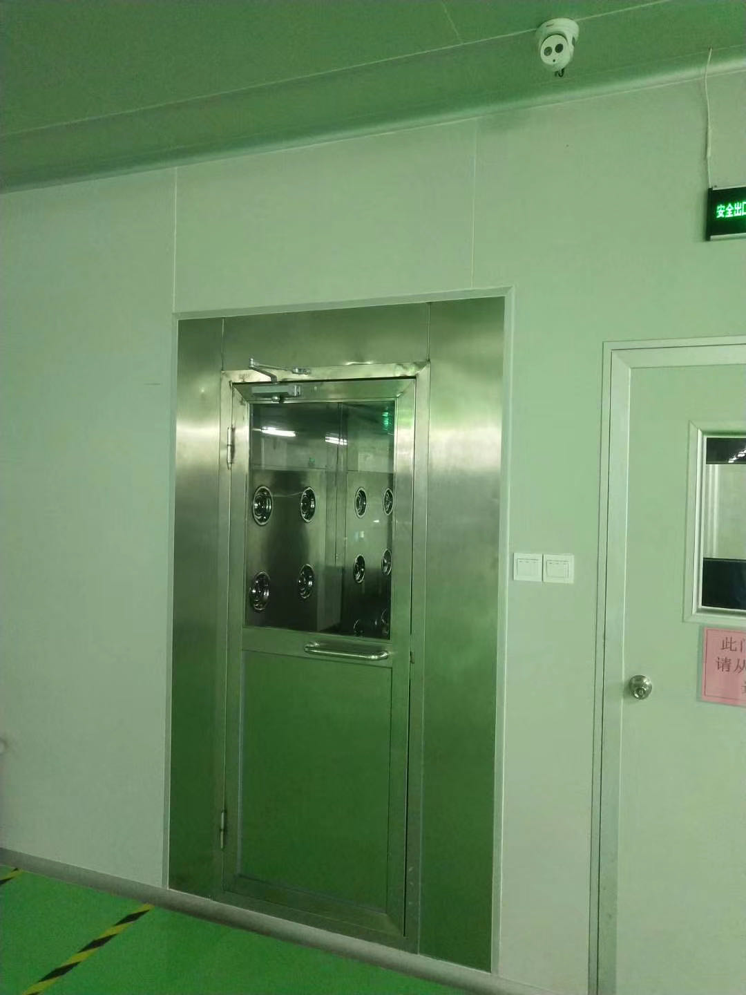 無塵車間風(fēng)淋房，用于去除身上灰塵